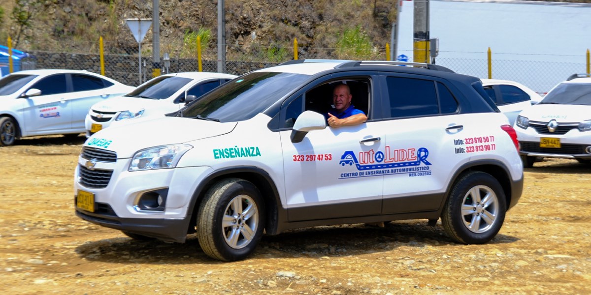 Instructor de Autolider en un vehículo particular de enseñanza