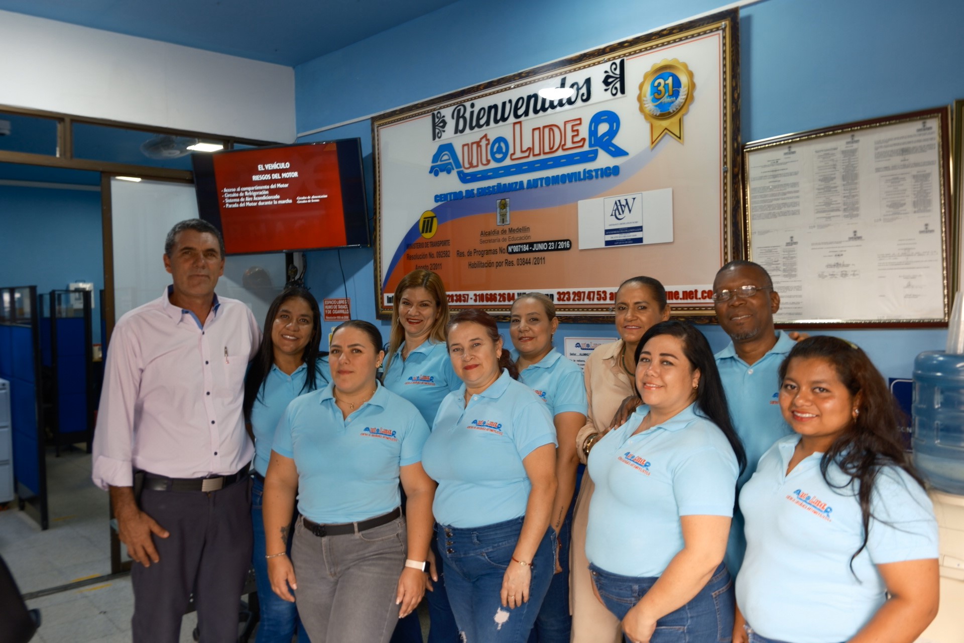 Equipo de Autolider en la oficina de una sede