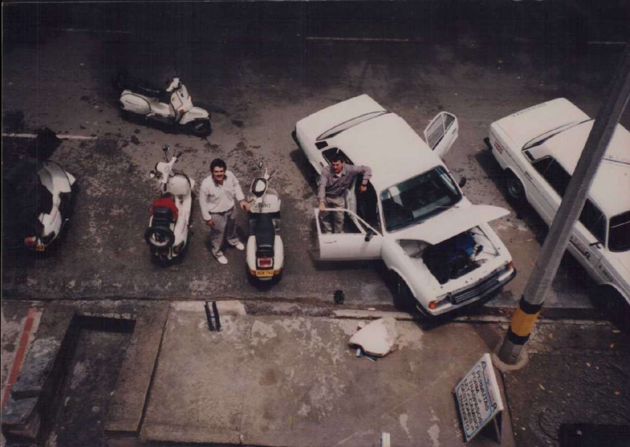 Carros Renault 12 y motos Auteco de enseñanza de Autolider en 1997