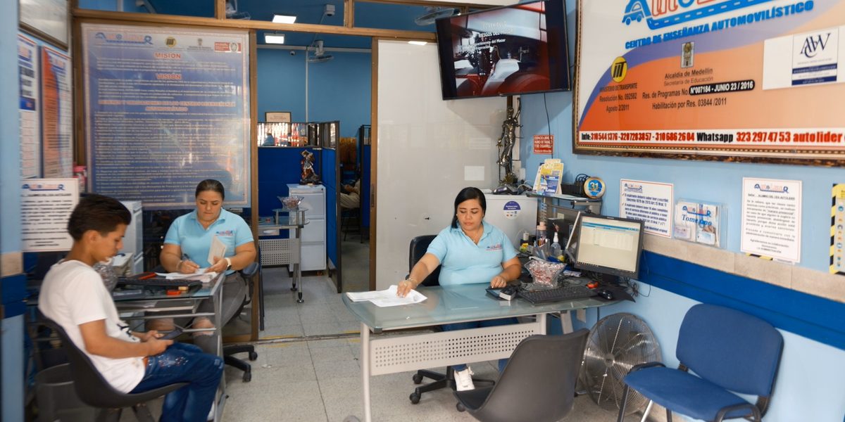 Asesora de Autolider atendiendo a un usuario en la oficina de la sede