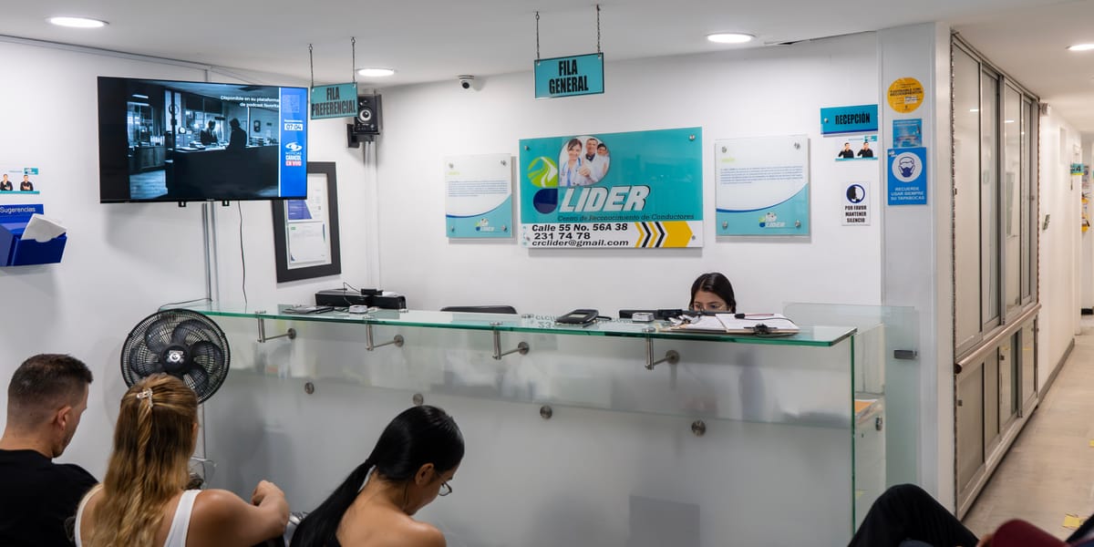 Recepción de CRC Líder, centro de reconocimiento de conductores, con usuarios esperando su turno en la sala